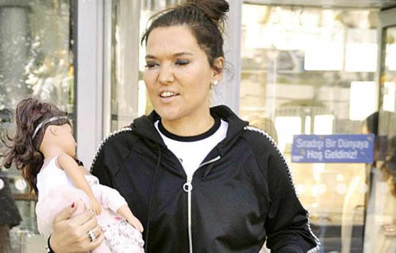 Demet Akalın, Hira'nın oyuncak bebeğiyle poz verdi