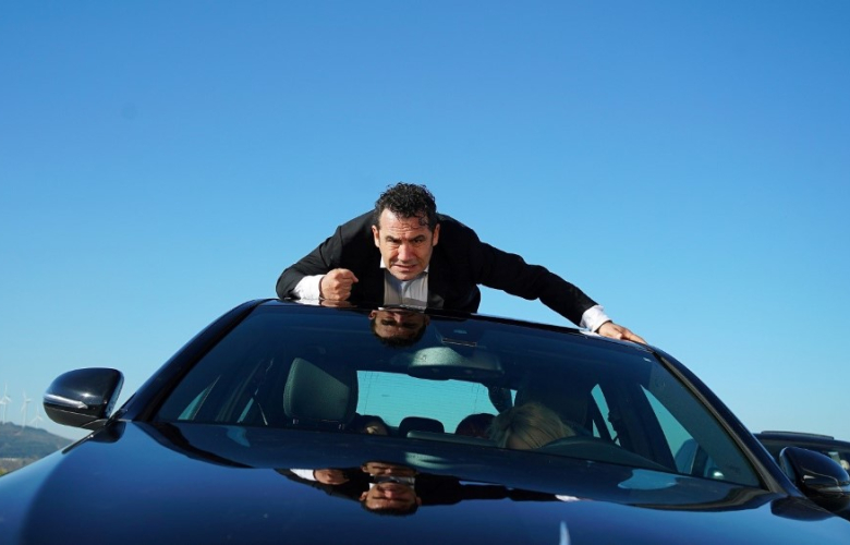 007 FERHAT BOND! Arabanın üstünde sörf yaptı