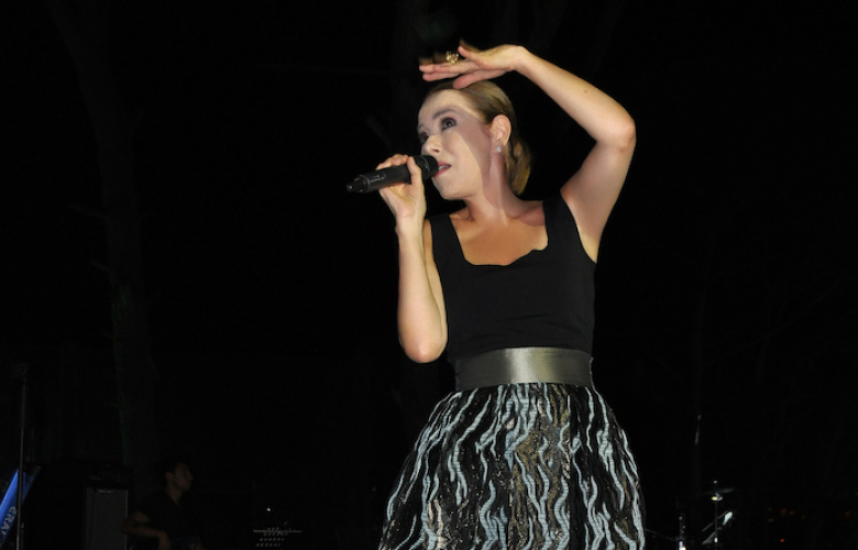 ZUHAL OLCAY'DAN : AYVALIK AMFİ'DE MUHTEŞEM KONSER