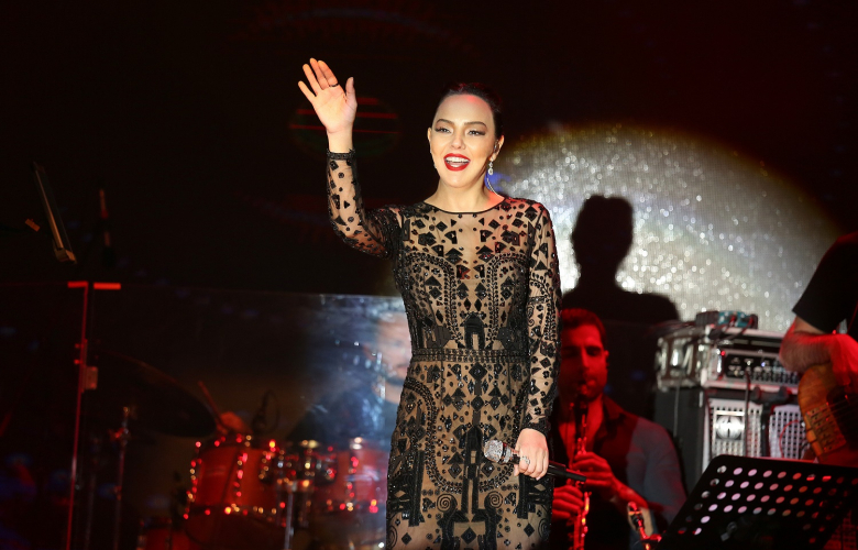 Kıbrıs'ta Ebru Gündeş şıklığı