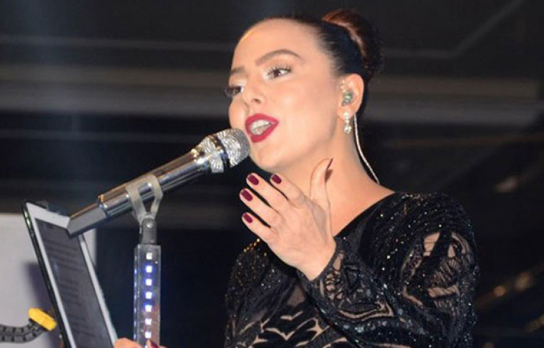 Ebru Gündeş konseri için binlerce liralık elbise diktirdi!