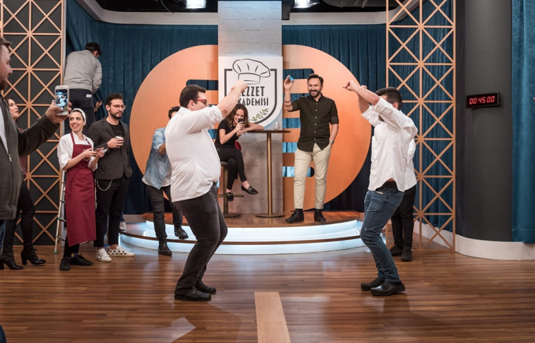 Hem yemek yapıyorlar hem göbek atıyorlar!