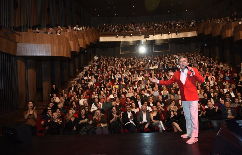 Erol Evgin dakikalarca ayakta alkışlandı