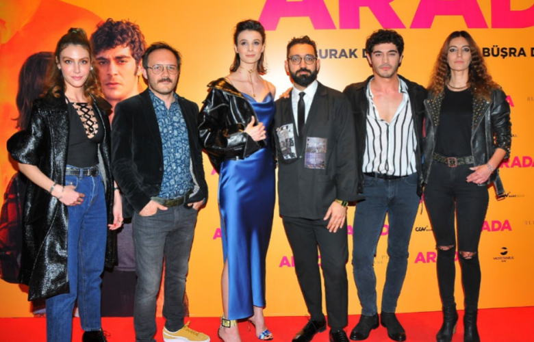 Burak Deniz ve Büşra Develi’nin rol aldığı "Arada" filmi galasını yaptı