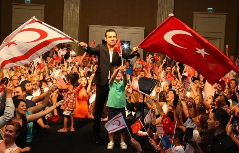 Ferhat Göçer sahnesinde Kıbrıs ve Türk bayrakları bir arada dalgalandı