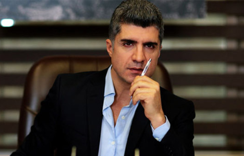 Özcan Deniz'in "yarı çıplak" pozu sosyal medyayı salladı!