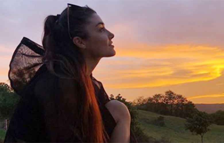 Hande Erçel'den gün batımı pozu