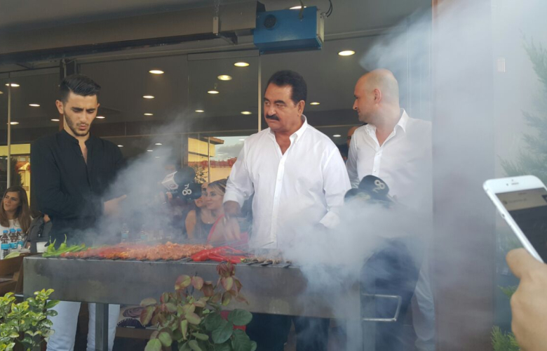 "İmparator" İbrahim Tatlıses'in gazetecilerle "kebap" keyfi...