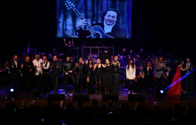 Büyük usta Kayahan doğum gününde dev konserle anıldı