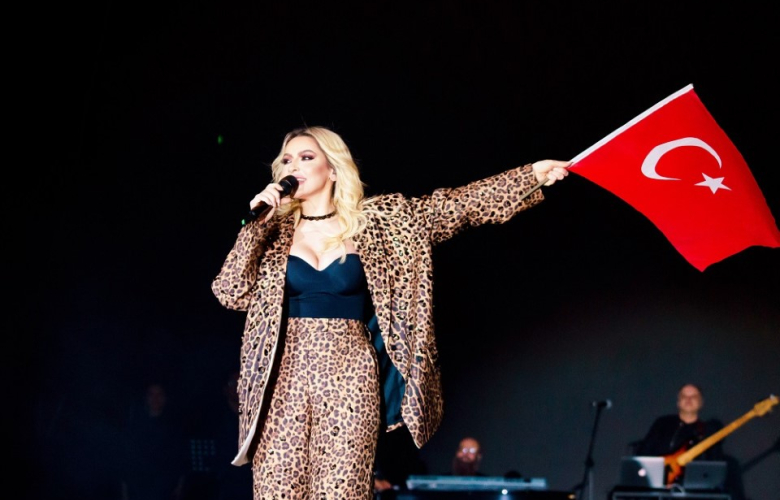 İBB'nin 19 Mayıs konserinde sahneye Hadise çıktı