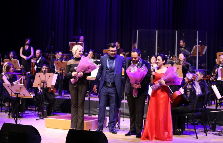 İPEK AÇAR VE TENOR MURAT KARAHAN AYAKTA ALKIŞLANDI!  TAM 3 KEZ BİS YAPTILAR SAHNEDEN GÖNDERİLMEDİLER