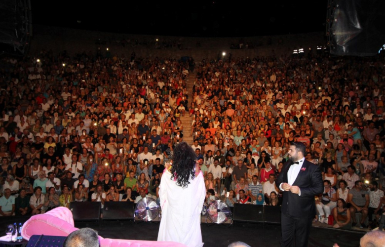 Bülent Ersoy açıkhava konserlerine Altınoluk'tan başladı. Diva'ya 3 bin kişilik koro eşlik etti. 