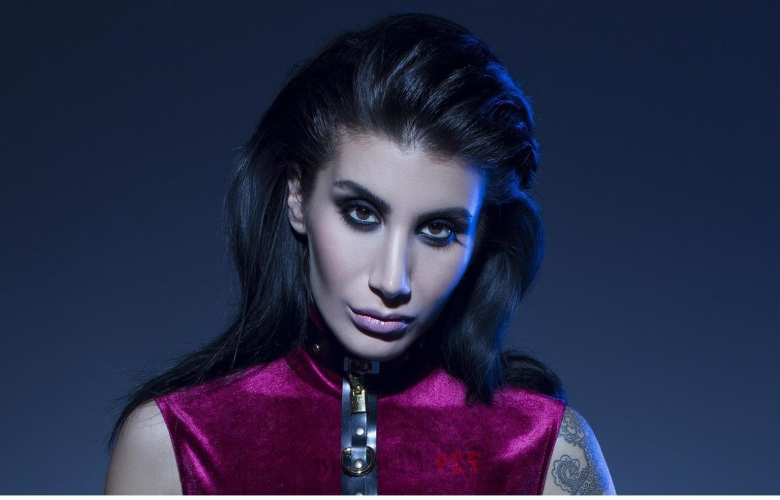 İrem Derici, dünyaya açılıyor!