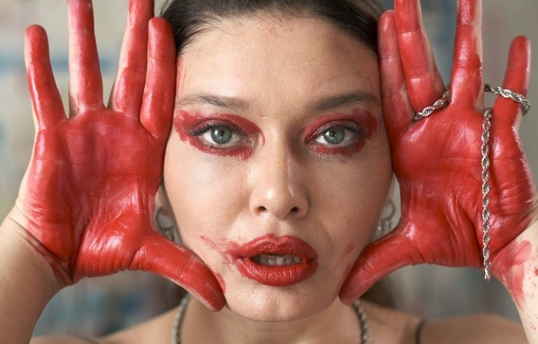 NURGÜL YEŞİLÇAY’IN İLK NFT PROJESİ “POZ”