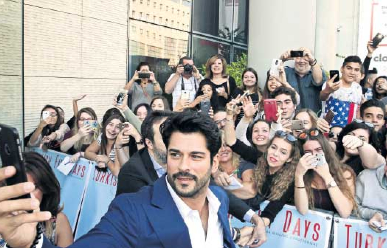 Burak Özçivit’ten Atina çıkarması!