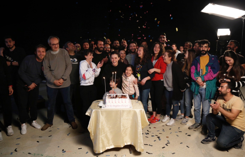 Özge Özpirinçci'ye sette doğum günü sürprizi!