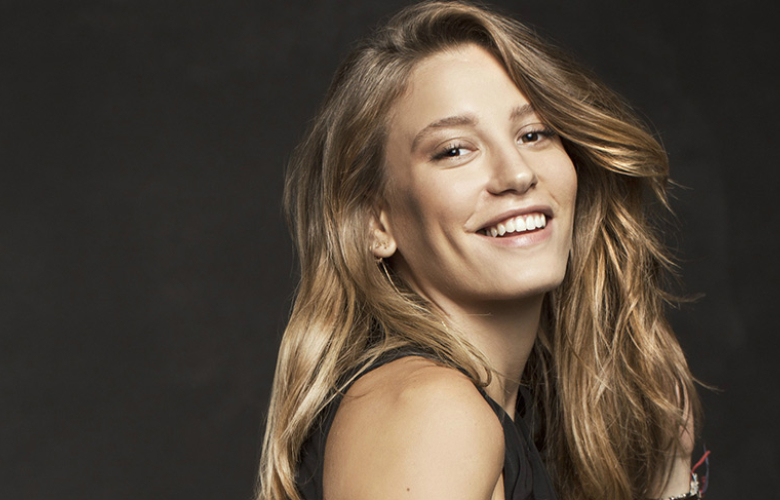 Serenay Sarıkaya'dan "4 milyon takipçi" kutlaması!..