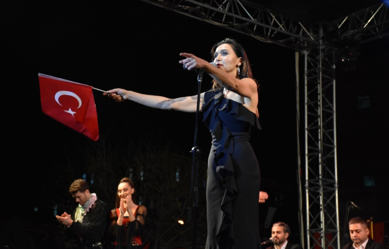 Şevval Sam'dan Cumhuriyet konseri Çanakkale'de!