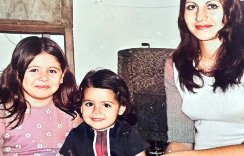 Ablası ve bebeğiyle poz veren bu minik kız büyüdü ve Türkiye güzeli oldu!