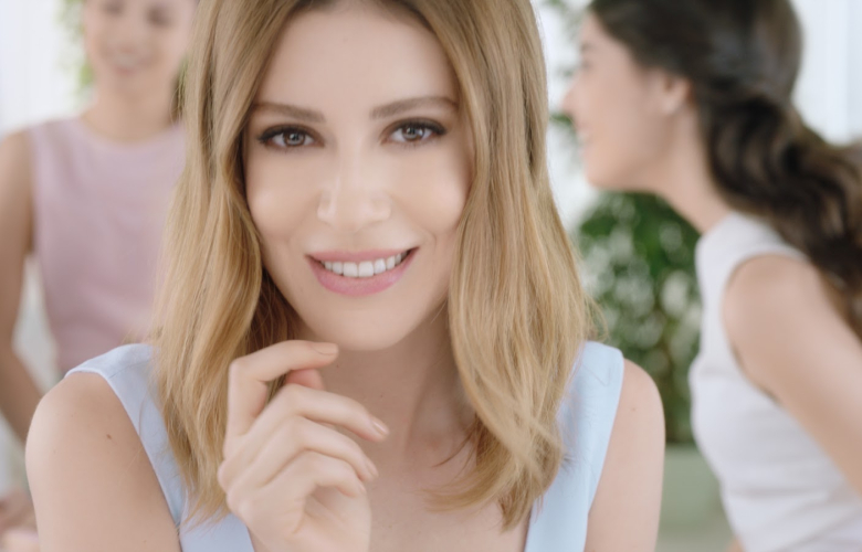 Kenan İmirzalıoğlu'ndan Sinem Kobal'a hediye!