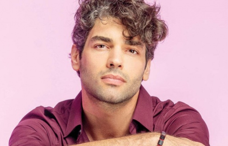 Şükrü Özyıldız sevgilisiyle el ele