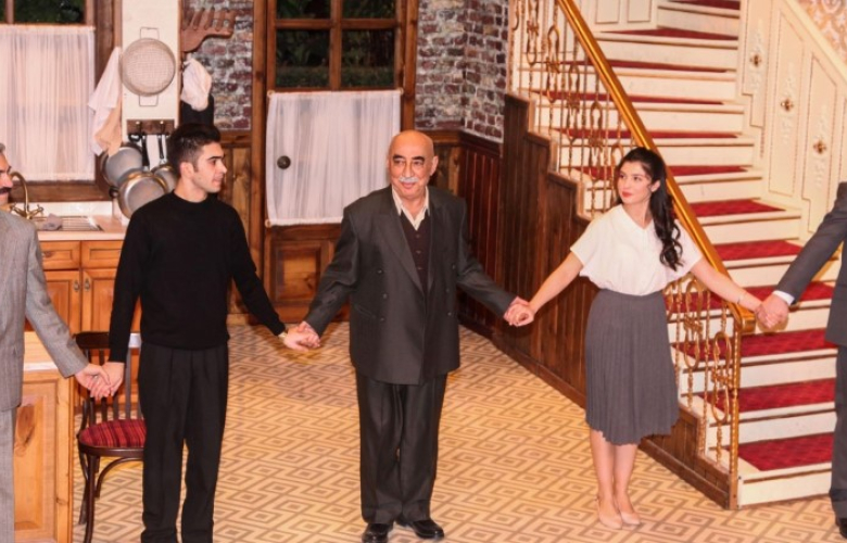 Şener Şen tiyatro sahnesinde