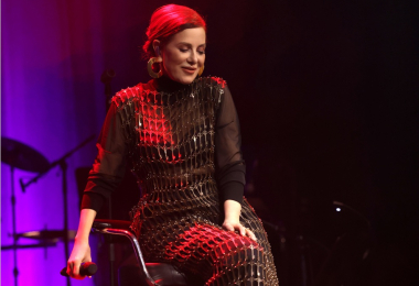 ZUHAL OLCAY: Dilek kıyafeti ile sahnede