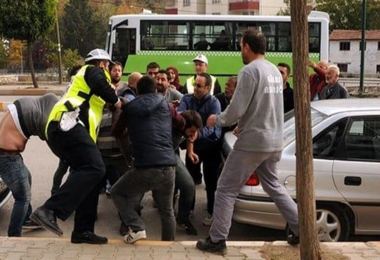Trafikte kavga için araçtan inen yandı!